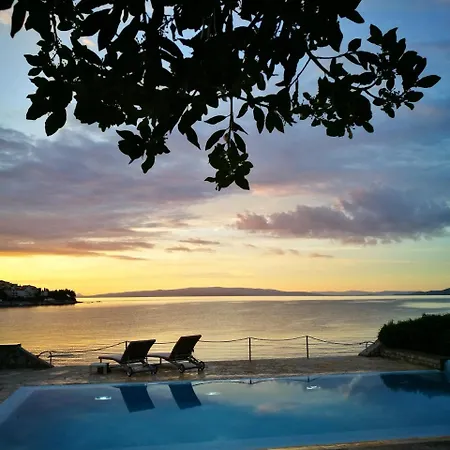 Bella Vista Beach House Hotel
